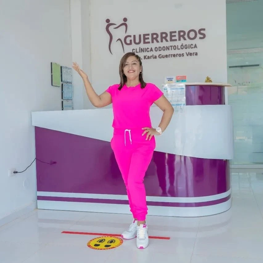 Dra. Karla Guerreros Vera en la recepción de la clínica