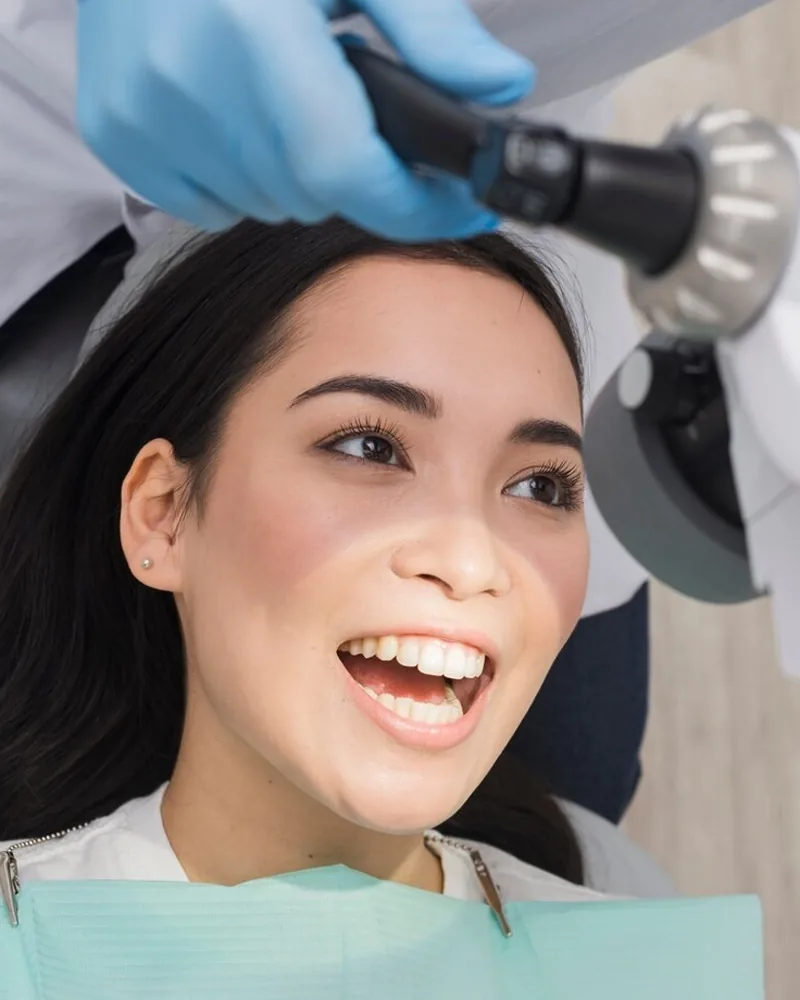 Paciente sonriendo durante su atención dental