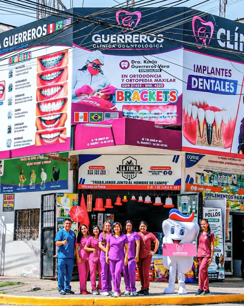 Fachada de la nueva sede de Jr. 7 de Junio con el equipo de la clínica